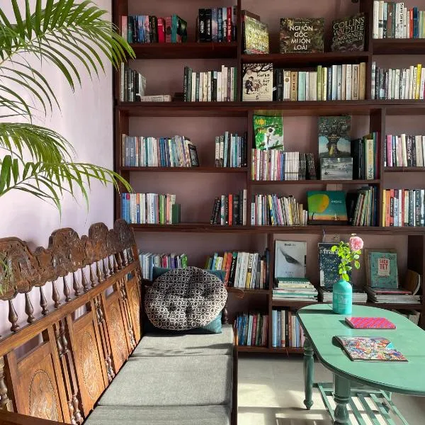 Here Library - A wooden home by the river with a library, hôtel à Thốt Nốt