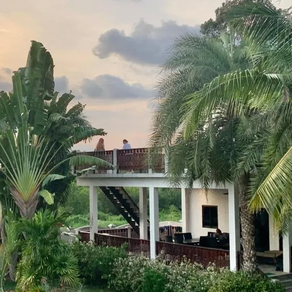 VILLA in CET Resort Padelcenter with pool padel tennis，位于港生的酒店