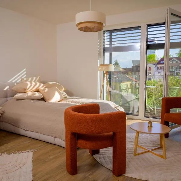 BOHO Apartmán v centre, smart & self check-in 24h,private parking, Hotel in Banská Bystrica