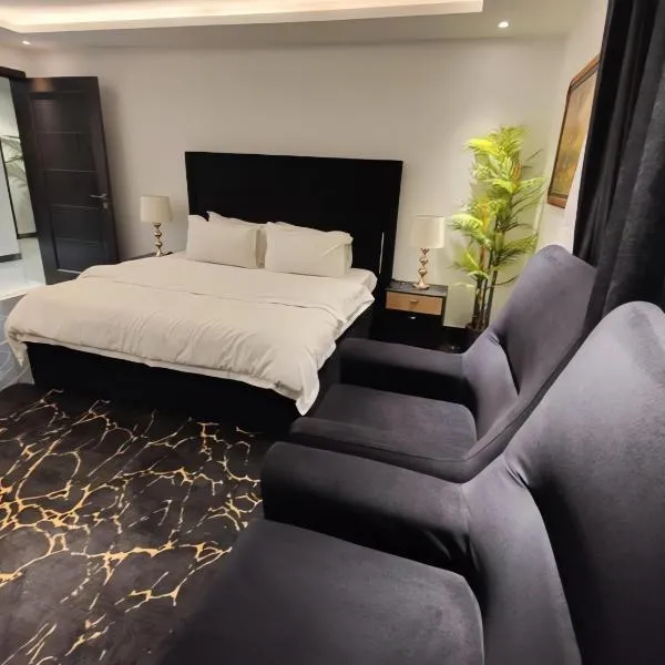Gold Crest Mall Luxury Apartments by NestNow in DHA Phase 4 Lahore, hotel in Lahore