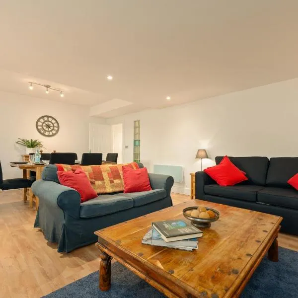 Heart of Edinburgh's Historic Old Town - Blair Street - Sleeps 6, hotell i Edinburgh