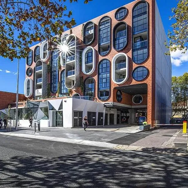 2 Bedroom Luxury & Style in the heart of Braddon 403, hotel in Braddon