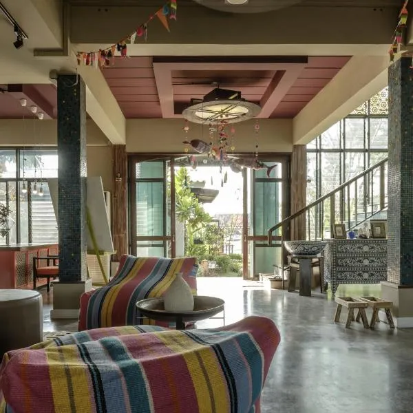 Amphawa Caza Platuu, hotel v destinaci Amphawa