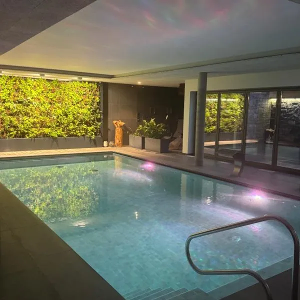 Hôtel WELLNESS EAU DE ROCHE Durbuy, hotel u gradu Durbuj