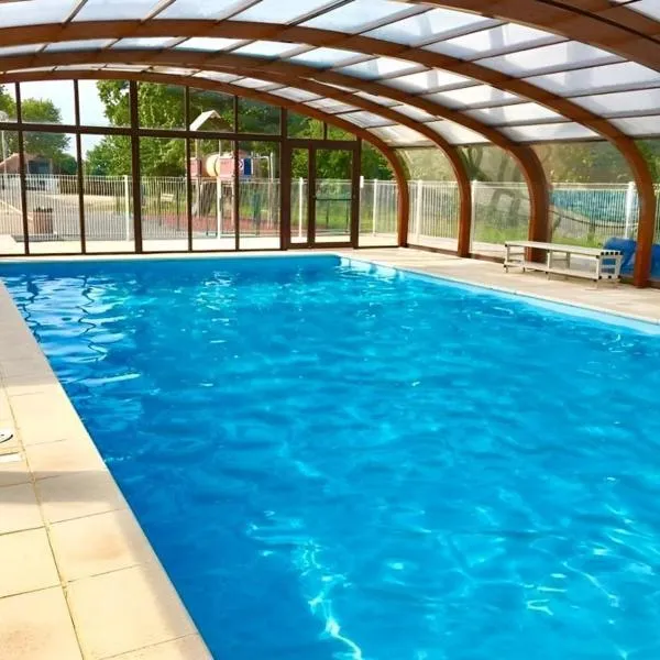 Chalet tout équipé vue sur le lac de la Dathée Vire Normandie、Saint-Manvieu-Bocageのホテル