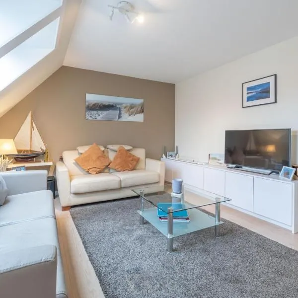 Sunny family apartment - free parking, hotel in Nieuwpoort