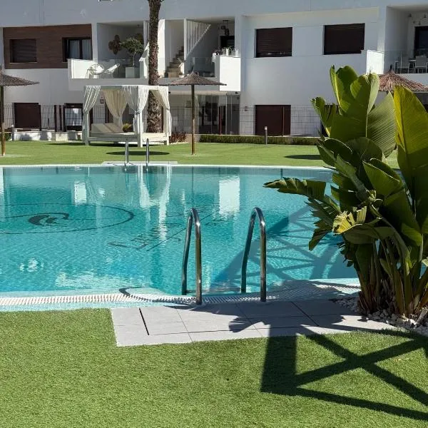 Condo with solarium in Laguna Beach Resort In Los Balcones in Torrevieja, hotel in Torrevieja