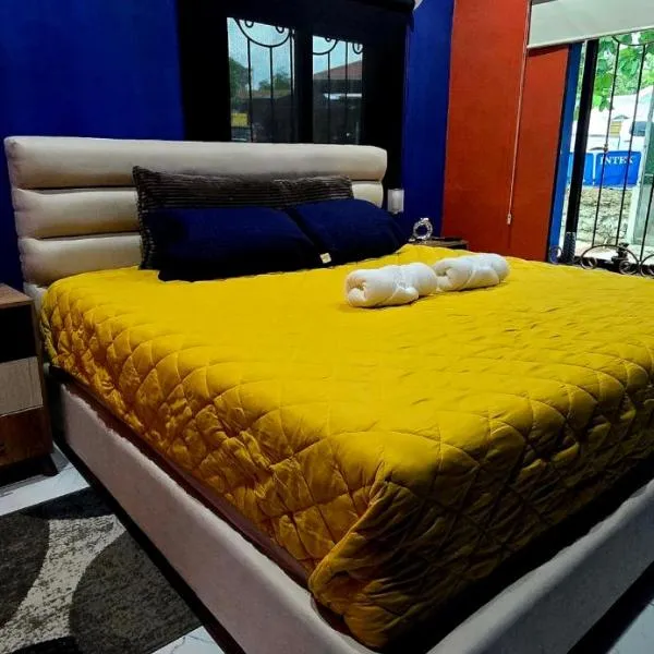 Mini Casa azul con generador electrico y parqueo, hotel in Puerto Barrios