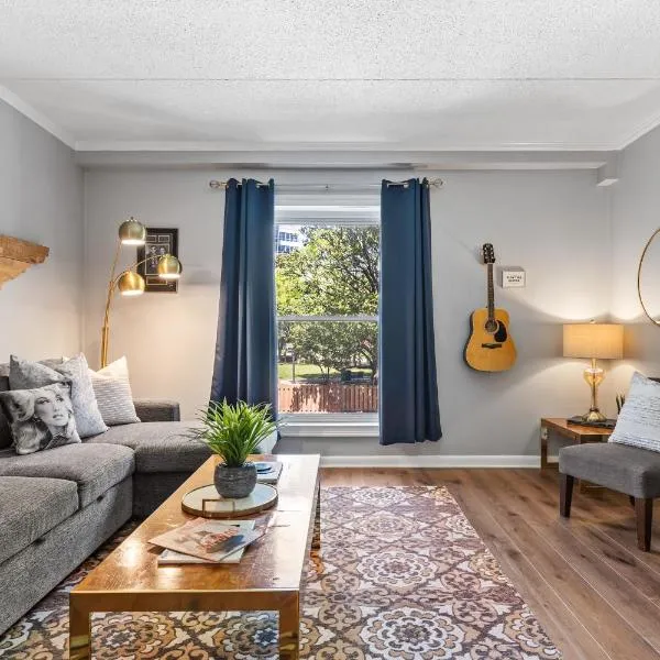 Famous MUSIC ROW 1 Bedroom Condo with FREE Parking and Pool, Hotel in Nashville