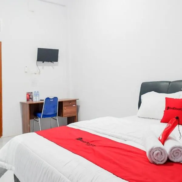 RedDoorz Plus at Hotel Lestari Karema Mamuju, hotel v destinaci Mamuju