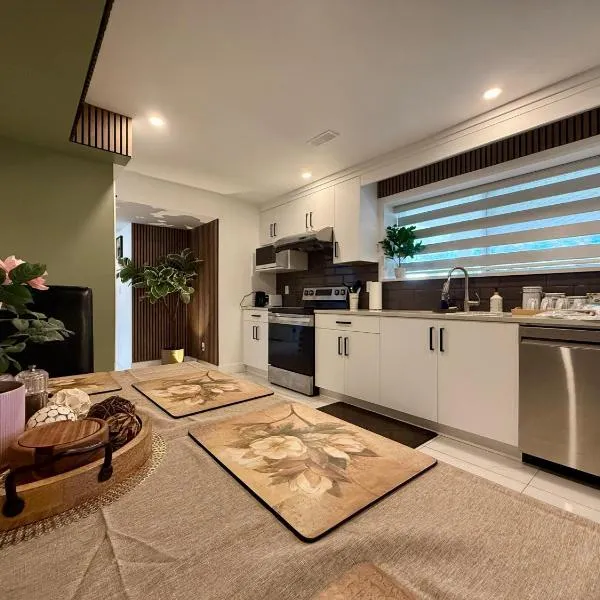 Brand New 2 Bedroom Suite in Langley Twp - Play Area, Patio & Mini Golf, ξενοδοχείο σε Aldergrove