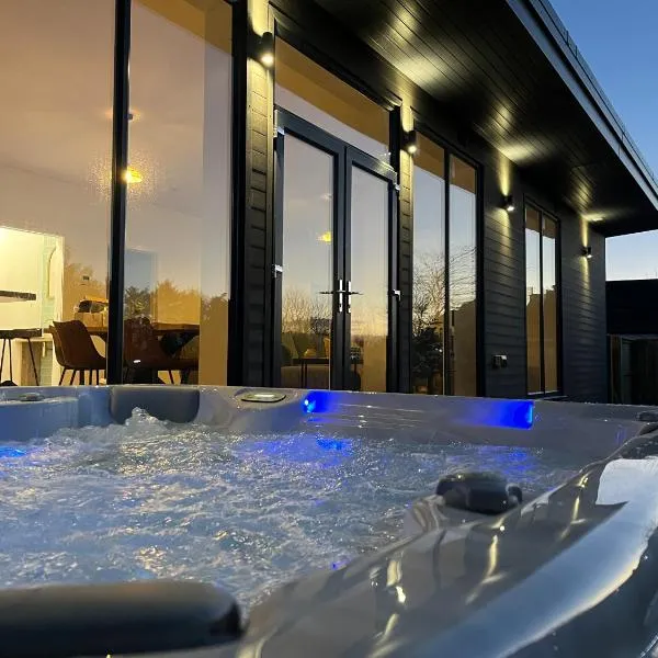 Thrumster Lodges - 3 Luxurious Self Catering Lodges on the NC500, 2 with Hot Tubs, hotel in Wick