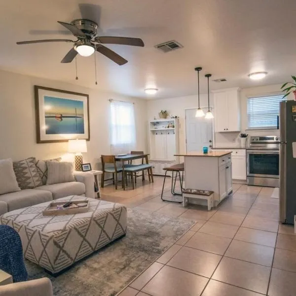 2bd-2ba Adorable Home w Yard in Gentilly, Hotel in New Orleans