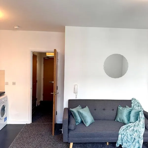 The Trafford Luxe , Garage Parking, Self Check-in Anytime - Perfect for Late Arrivals, Ultra- Fast Wi-Fi, 5 mins to Old Trafford Stadium, hotel in Manchester
