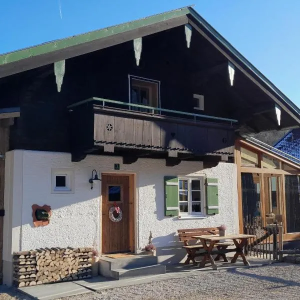 Ferienhaus Keramik-Alm mit Garten und Sauna, hôtel à Oberwössen