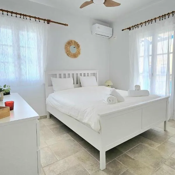 Tinos Seaside Gem - Cycladic 2BR 500m from Center, hôtel à Tinos