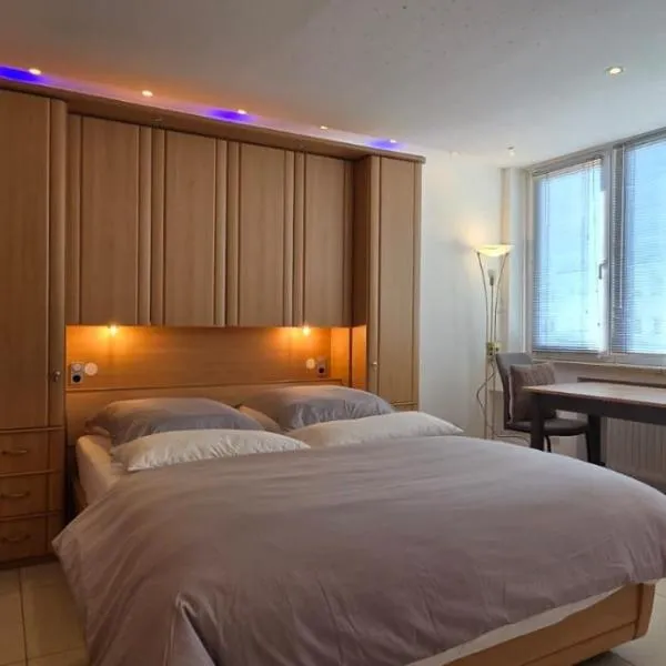 Bright room with private bathroom and market square view, hotel in Mönchengladbach