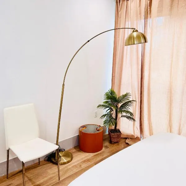 New Lux Skyline Loft in LA, hotel en North Sherman Way