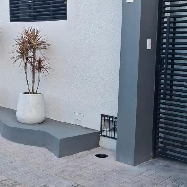 Apartamento inteiro no centro - 1 cama casal e solteiro, fronteira Brasil-Uruguai, Hotel in Santana do Livramento