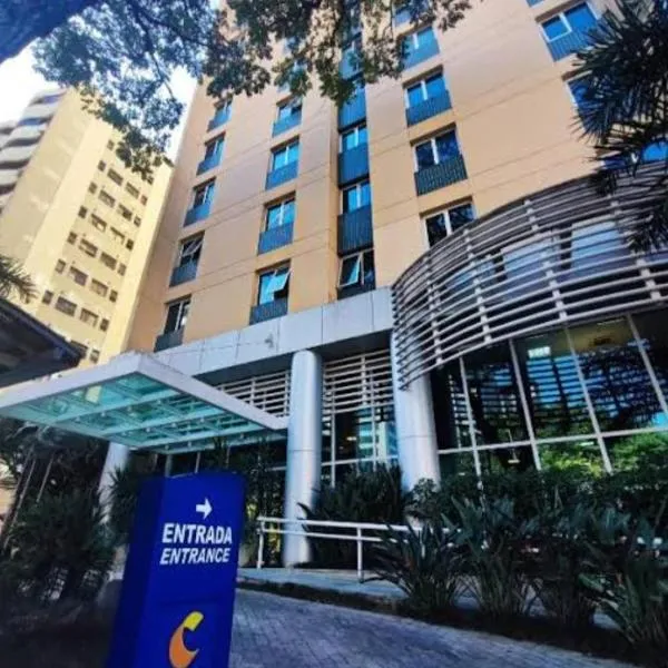 Flat Fantástico em Moema frente ao Metrô, hotel in Sao Paulo