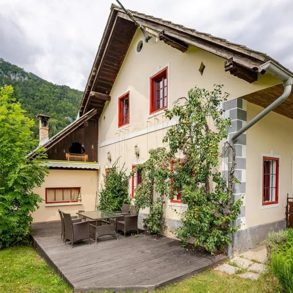 Bela Luna - Charming Garden Cottage near Lake Bled, hotel in Bohinjska Bela