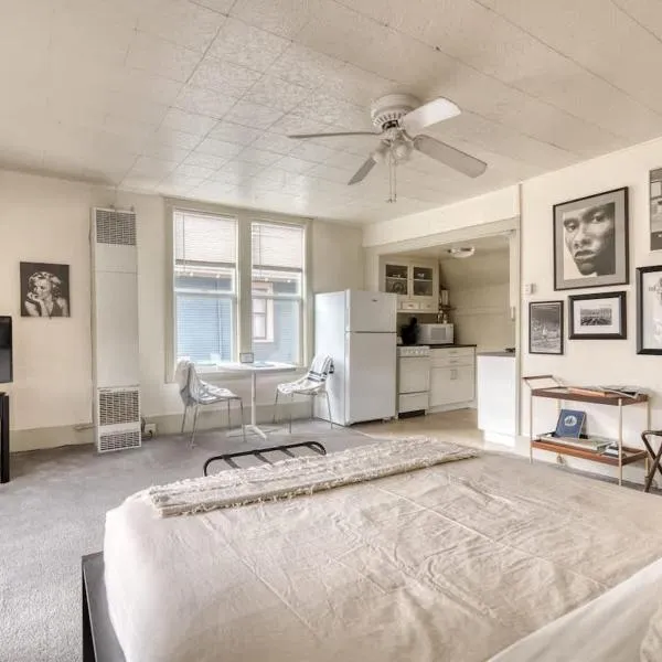 Viesnīca Stay Portland - Sun-Filled Buckman Studio! Portlendā