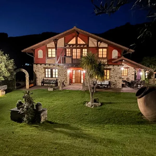 Vivienda turistica jardín con encanto y piscina, ξενοδοχείο σε Emaldia