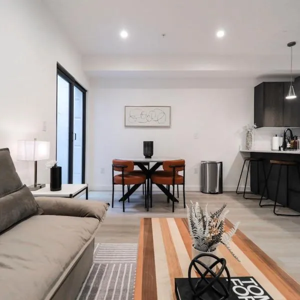 Unit 1 Stylish Studio with King Bed and Sofa Bed, hotel in Washington, D.C.