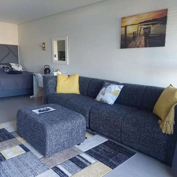 Cosy, spacious studio apartment, hotel in Umhlanga