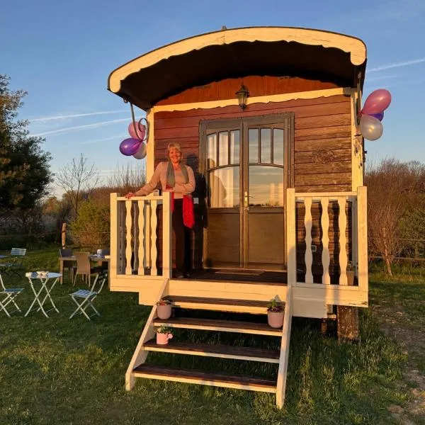 Les Roulottes des Amis de Wonky, hotel v destinaci Rétaud