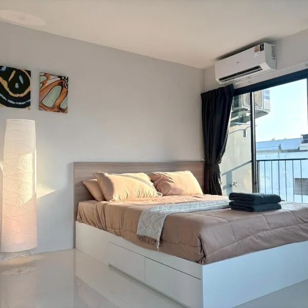 4 mins to MRT Sutthisan, hotel v destinaci Bangkok