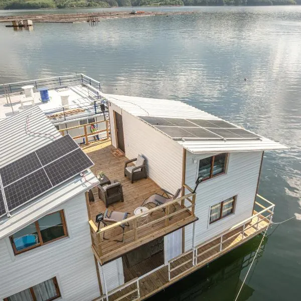 Плаващи къщи Райски кът язовир Кърджали, hotel in Brosh