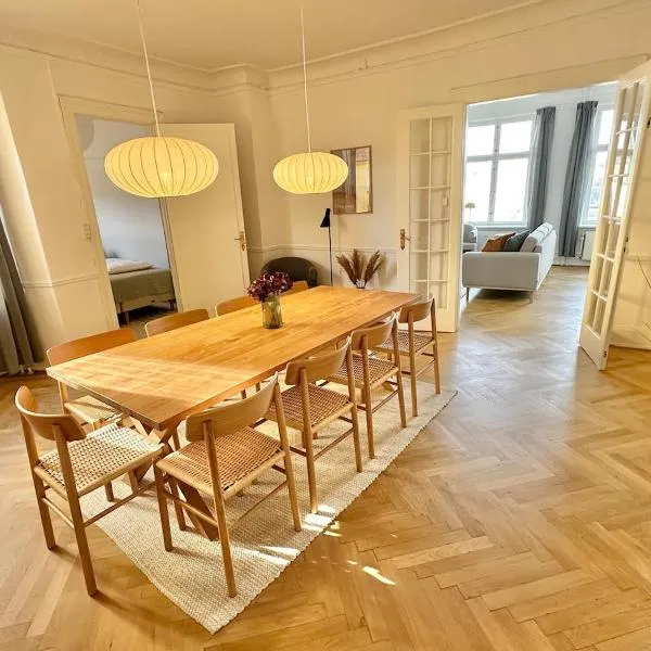Deluxe 4 Bedrooms 180 m2 Canal View Prime Location, hotel in Copenhagen