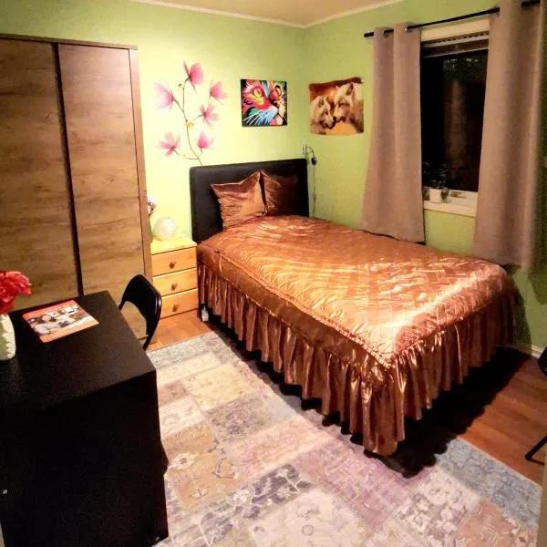 Gjesterom til leie i et privat hus, hotel v destinaci Brumunddalen