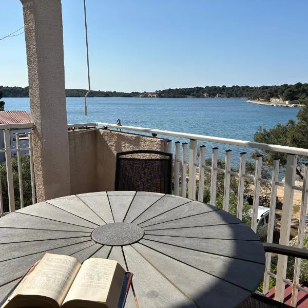 Gorgonia Apartments & Suites, hotel in Verunić