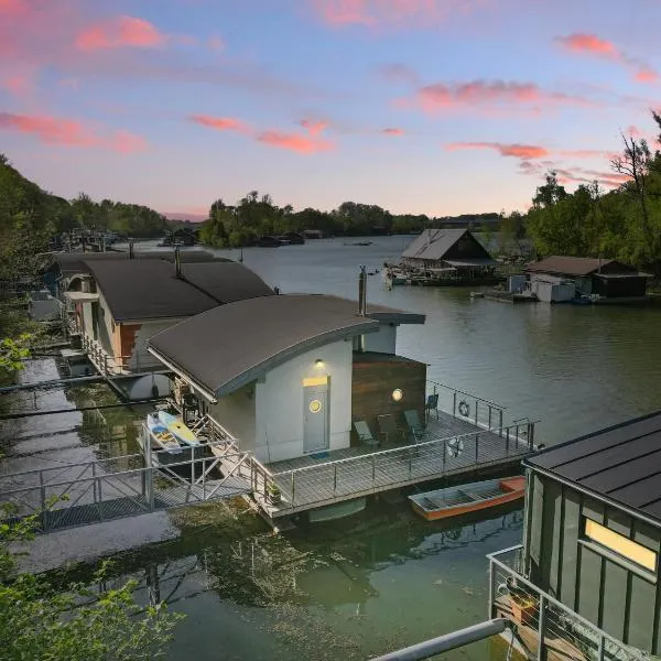 Sunset view Housboat with sundeck,AC&Heating, khách sạn ở Bratislava