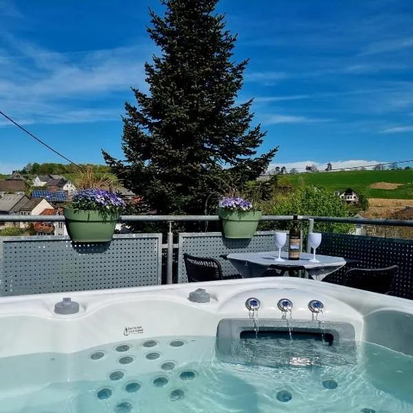Wellnesshaus Dorfblick mit Outdoor-Jacuzzi und Infrarotkabine, NEU!, hotel in Dreis-Brück