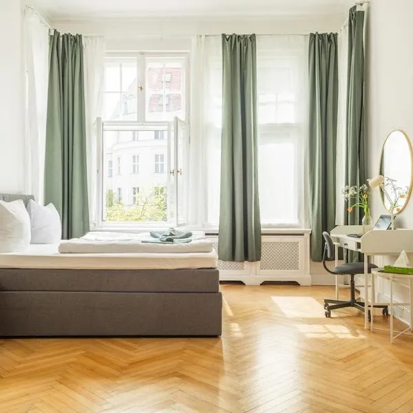 KAISER 04 by ROCKCHAIR Apartments l SUPERHOST Status l 3 Bedrooms Boxspringbeds 2 Bathrooms l Cozy Family & Business Flair 155 sqm 3 Balcony 4th Floor Elevator up to 10 guests welcomes you!, hótel í Berlín