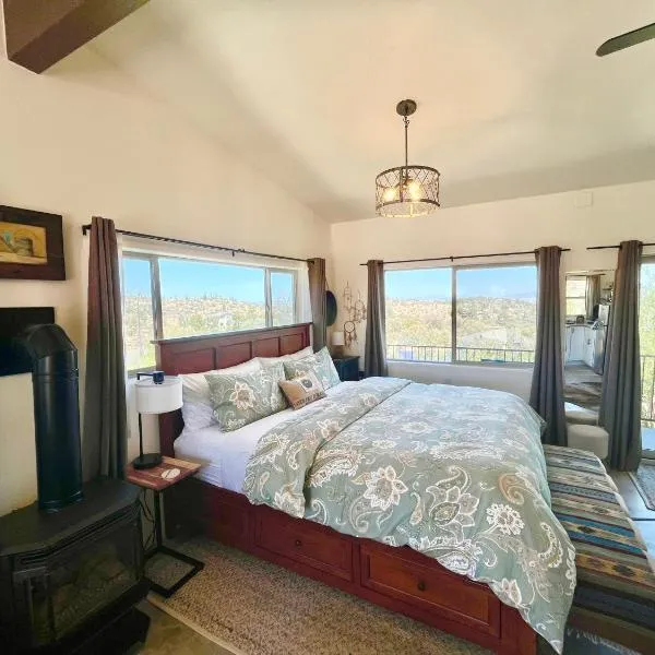 Eagles Nest Casita Luxury king memory foam bed feather pillows & duvet Amazing views, private balcony, Great location & Dog friendly, hotel v destinaci Prescott