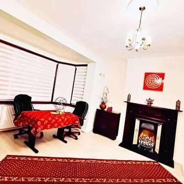 Beautiful Double En-suite Room, separate entrance, Ilford, Central line Gants Hill, free parking, hotel in Ilford