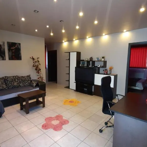 Spacious, modern condo in new villa - sleeps 6,布加勒斯特的飯店