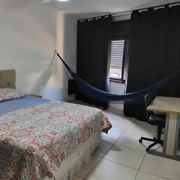 Hostap de frente com sacada, hotel in Porto Alegre