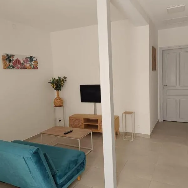 Cocon lumineux avec cour privée, hotel in Salses-le-Chateau