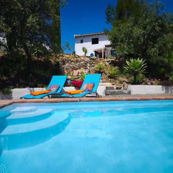 Künstlerhaus Finca Madreselva mit atemberaubenden Weitblick mit Infinitypool, kleinen Teichen und vielen Sitzplätzen in Tolox Malaga im Nationalpark Sierra de las Nieves, ideal für Entspannung, aber auch zum Wandern, hotel a Tolox