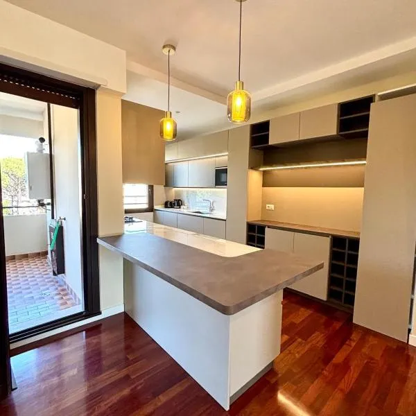 Stylish spacious 3-bedroom apartment, open-space kitchen, 3 balconies!, hotel a Roma
