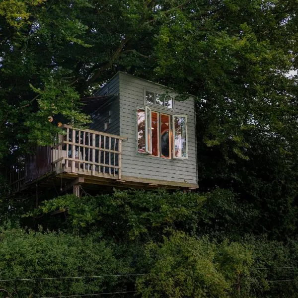Treehouse escape, hotel in Kværndrup