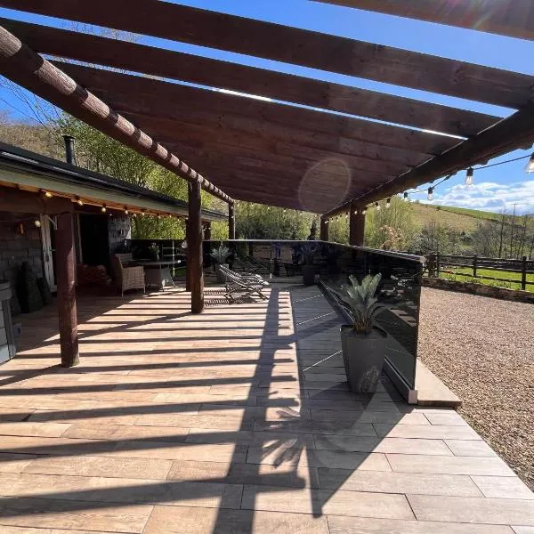 Tanyard Barn - Luxury Hot Tub & Secure Dog Field Included、Old Glossopのホテル