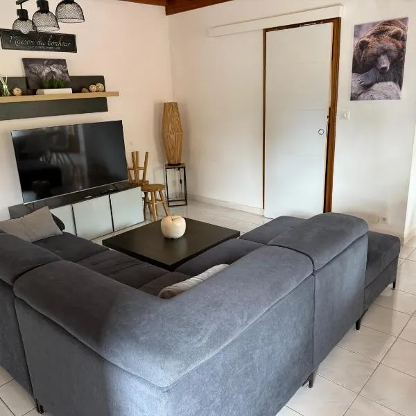 Gite boutx avec Jacuzzi 12 personnes 5 LITS DOUBLES ET 1 CANAPE LIT, Hotel in Boutx