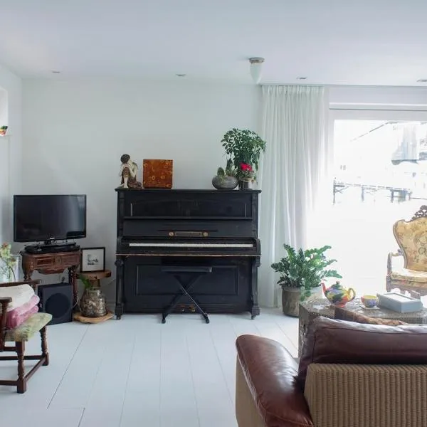 Lovely cozy houseboat Rembrandt, old centre Leiden, hotel en Leiden