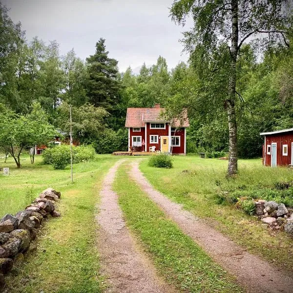 Swedish cottage in the Woods on Sollerön island, hotel v destinaci Sollerön